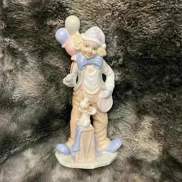 Porcelain figurine of a clown holding balloons, with a  dog sitting on a box - Picture 9 of 14